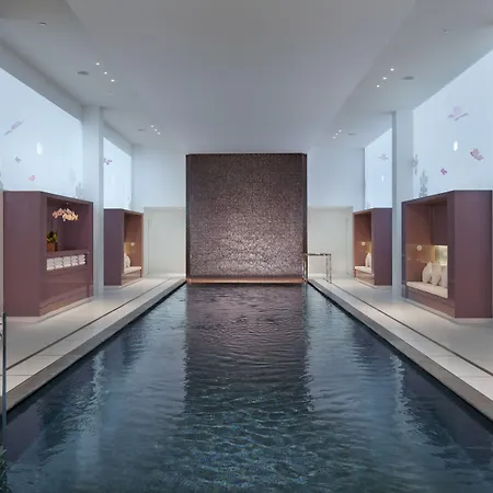 Mandarin Oriental, Hotel